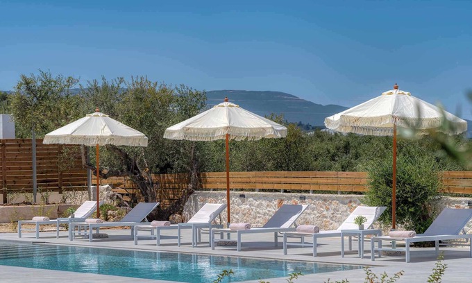 Tragaki Villa | Luxury villa located in a quiet place just 5min away from the Beach & Center n
