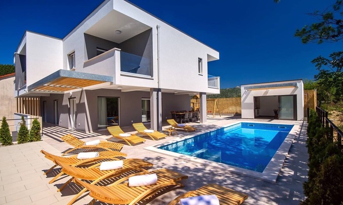 Kucice Villa | Luxury Villa Tela with heated pool, attached whirlpool, sauna, darts, table tennis