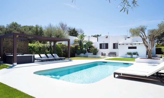 Geremeas Villa | Luxury Villa with Heated Swimming Pool & Outdoor Jacuzzi - 50mt from the Beach