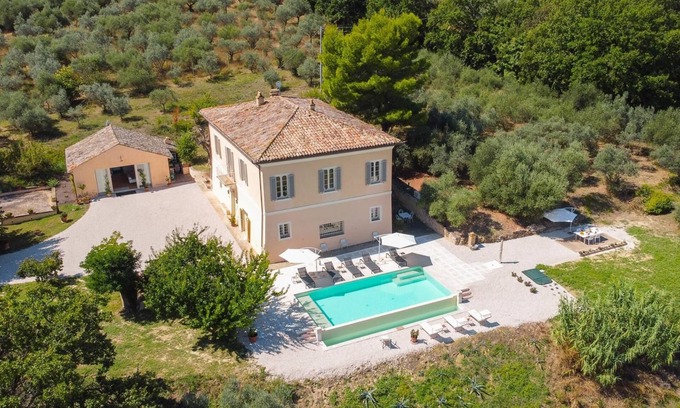 Guzman Villa | Luxury Villa With Pool, air Conditioned, Walking Distance to the Town of Bevagna