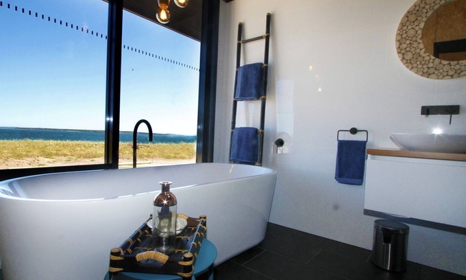 Finlayson Bed & Breakfast | Luxury villas overlooking Perlubie Beach on the Eyre Peninsula.