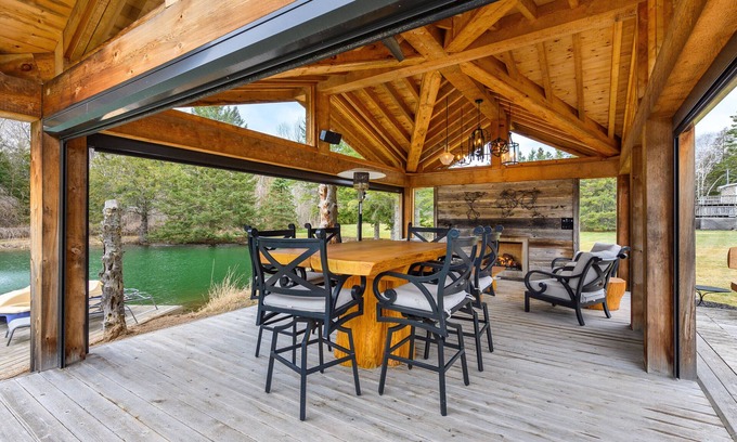 Milton House | Luxury Waterfront Home Just Outside the City