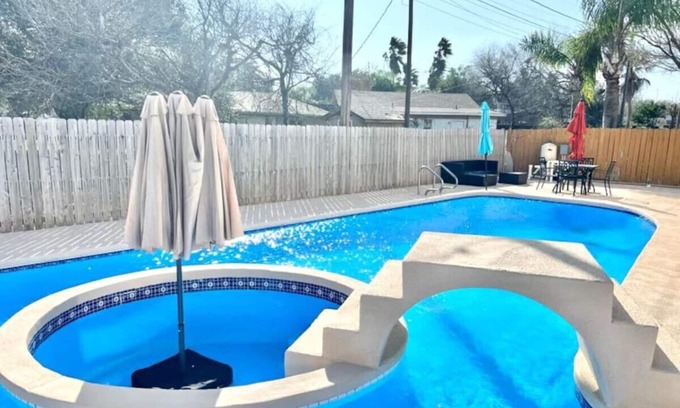 McAllen House | Lynda's Magnificent Pool Home!