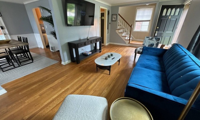 Lyndhurst House | Lyndhurst 3 BR 1 Bath Home for Monthly Rental w Smart TVs and wood flooring in quiet neighborhood
