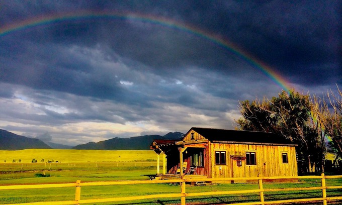 Ennis Cabin | Madison River, Mountains, and Relaxation!