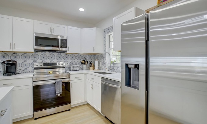 Citrus Isles House | Madrina's Cozy 3BR-1BA Spacious Backyard