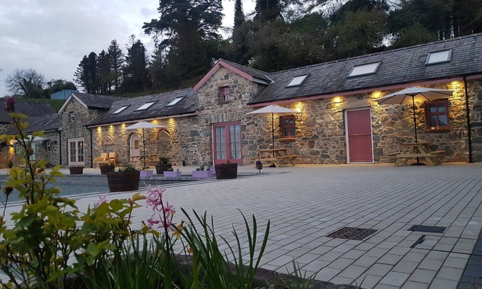 Loughinisland Cottage | Magical 3-Bed Stone Built Cottage - Sleeps 6