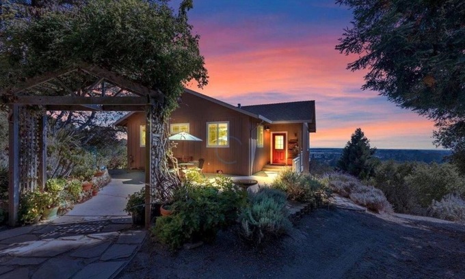 Watsonville House | Magical hilltop 3-bedroom with spectacular views and King Size Bed