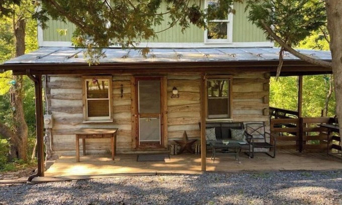 Verona Cabin | Magical Log Cabin, streams in private yard, 4 bedrooms, pet friendly, WiFi