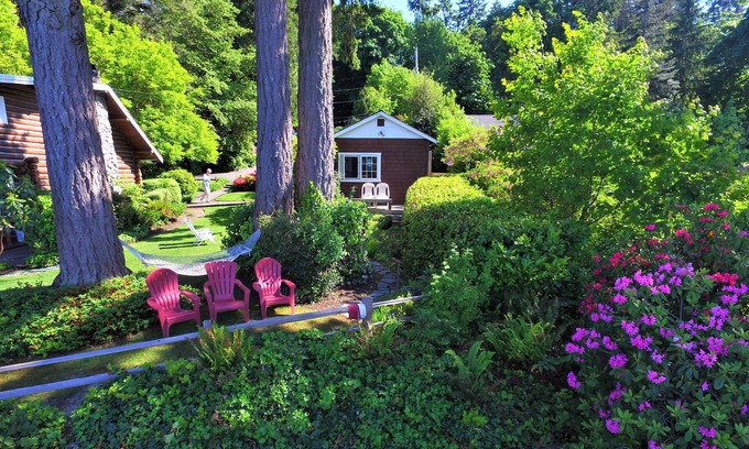 Lacey Cottage | Magical Puget Sound Beachfront Cottage -Panoramic View +Kayaks, Hiking, Birds!