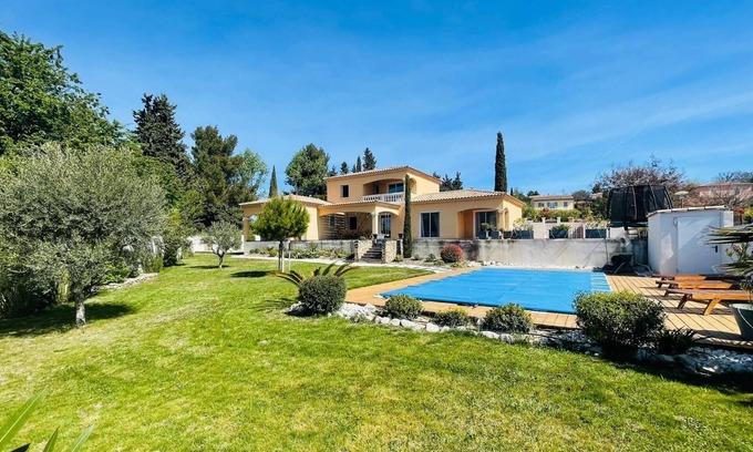 Saint-Saturnin-les-Avignon Villa | Magnifique Villa Piscine, sur une Colline Pour Randonner, à 10 mn d Avignon