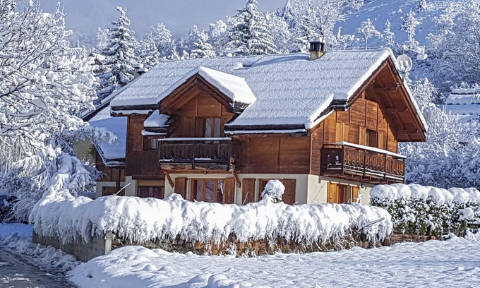 Saint-Chaffrey Ski Chalet | Magnificent chalet with jacuzzi and view of the mountain in Serre Chevalier