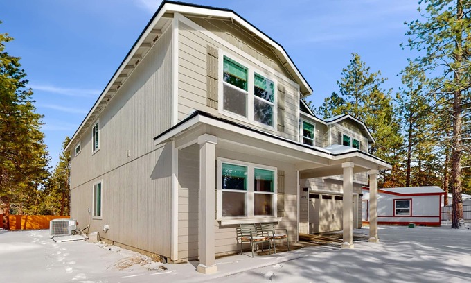 Deschutes River Woods House | Magnificent Creater Road Retreat with 6 bedrooms and 3 bathroom on 1.2 acres.