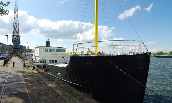 Eastern Docklands Boat Rental | Magnificent houseboat with a stunning view!