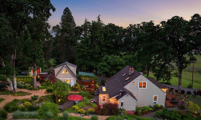 Far West House | Magnificent West Linn Escape on Two Acres, Putting Green, Hot Tub, Water Feature, 25 Min To Portland