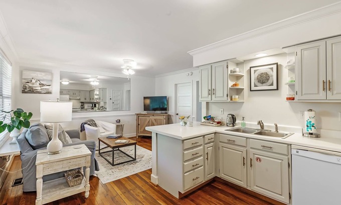 Fairhope Apartment | Magnolia at Jubilee Suites Bed & Breakfast. 1K/1B.