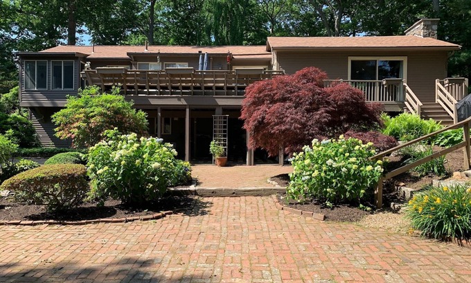 Magnolia House | Magnolia By The Sea-Attractive home, large yard & deck. Walk to Magnolia Beach