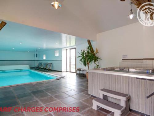 Saint-Just-la-Pendue House | Maison de campagne avec Jacuzzi, Sauna, Wi-Fi et Jardin privatif - FR-1-496-52