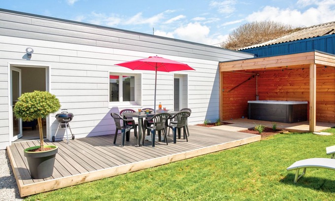 Cleder House | MAISON DES NAUFRAGÉS - Private Jacuzzi- Heated indoor pool -100m from the sea