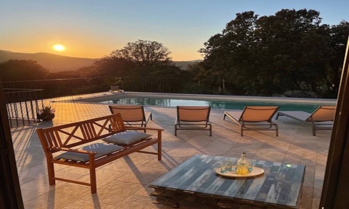 Urtaca Villa | Maison récente avec piscine privée à la campagne.