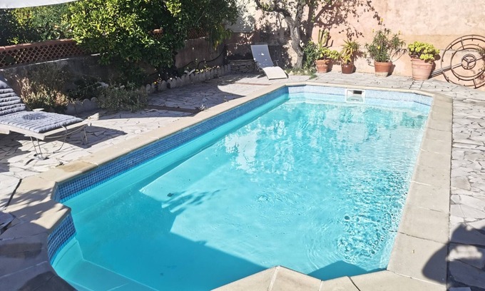 Montolivet House | Maison T3 Moderne et Design Avec Terrasse et Piscine en été