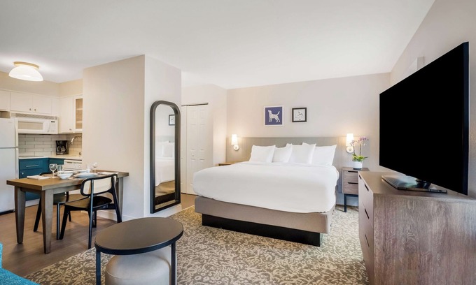 Sorrento Valley Hotel | Make Your Trip More Enjoyable! Heated Outdoor Pool, Pets Are Welcome!