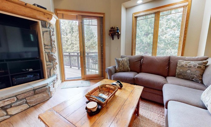 Mammoth Lakes Apartment | Mammoth Green #214 condo