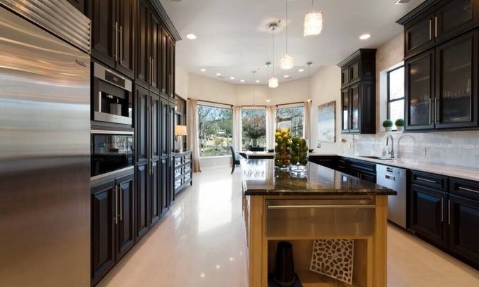 Duncanville House | Mansion + Guesthouse! Uncommon Grounds Dallas! Pool, Pickleball, Basketball!