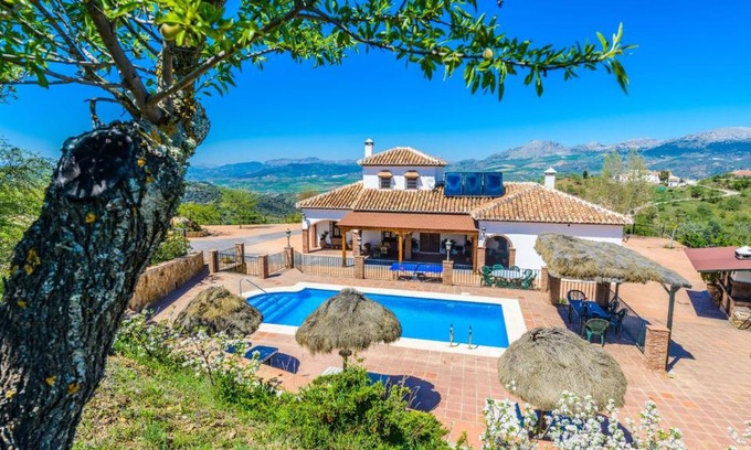 Colmenar Villa | Mansion Piedras Blancas Colmenar by Ruralidays