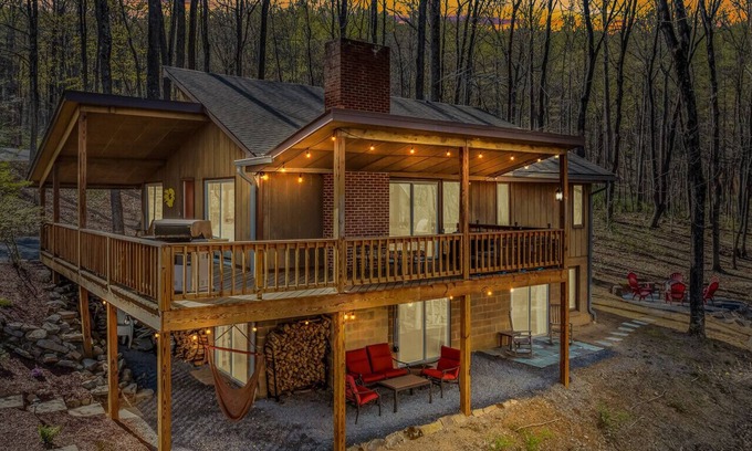 Berkeley Springs Cabin | Maple Haven-Escape room, treehouse loft, fire pit, pool access, game room, grill