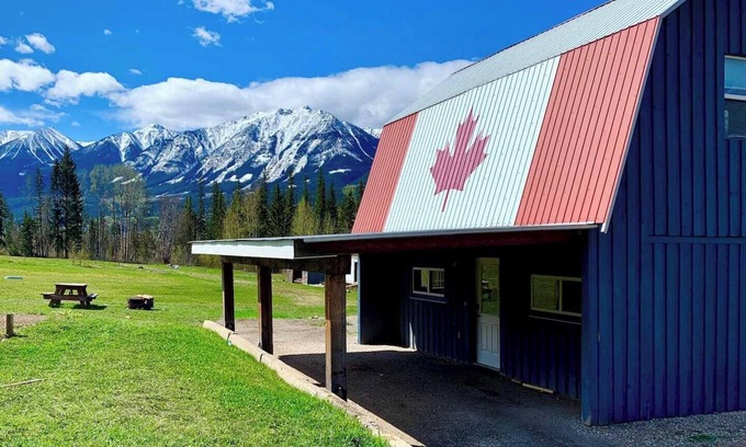 Golden House | Maple Ranch Tiny House- Private Hot Tub