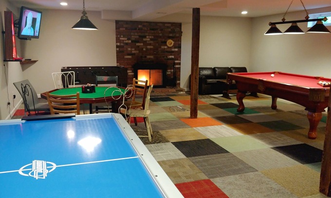 North Conway House | Maple View House, 3 fireplaces, sauna, game room, 4 living rooms, 4 TVs, grill