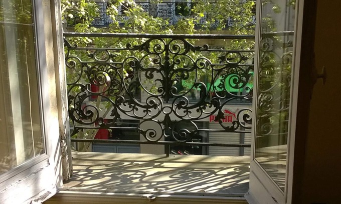 Saint-Merri House | Marais: Guestroom near Seine, between Beaubourg and Les Halles
