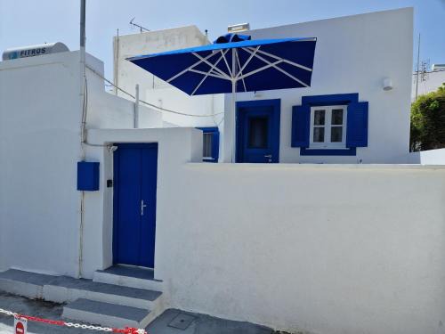 Kamari House | Maraki's Little House Santorini
