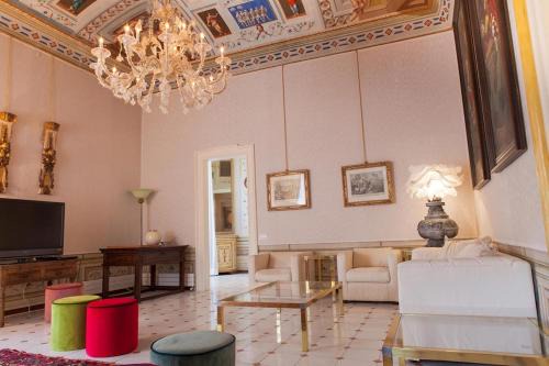 Fermo Apartment | MarcheAmore - Stanze della Contessa, Luxury Flat with private courtyard