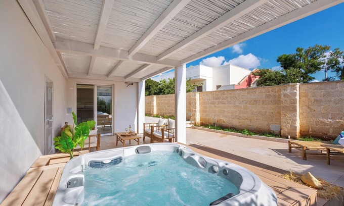 Torre Lapillo House | Marelux Suite Luxury con Jacuzzi e Patio