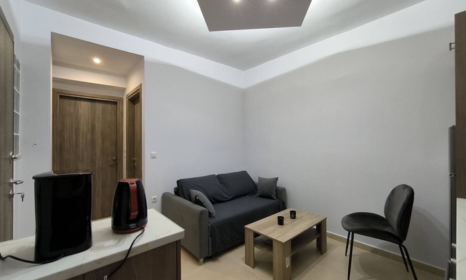 Alimos Apartment | Marine Cocoon & Terrace Modern Apt, Private Garden