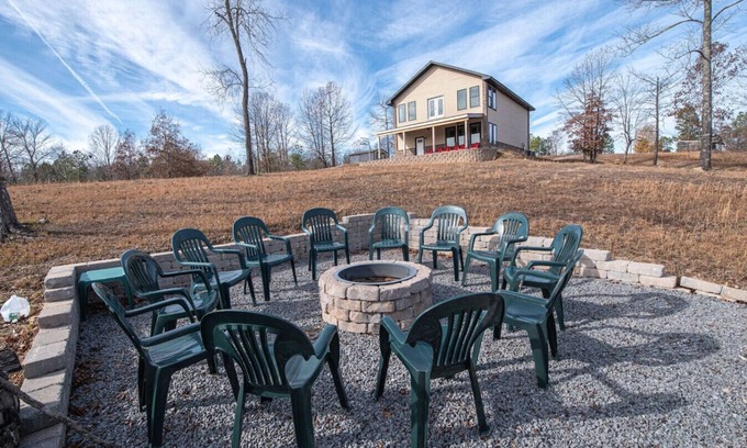 Jones Mills House | Mariposa's Place - Sleeps 6