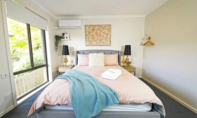 Ringwood House | Maroondah 3BR Brick Entire Home Free Wi-Fi Parking