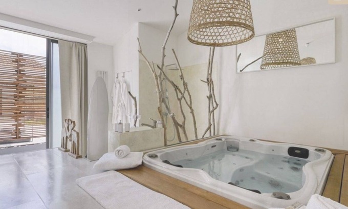 Saint-Laurent-d'Aigouze Bed & Breakfast | Mas Sainte Marie - Private Hot Tub Suites