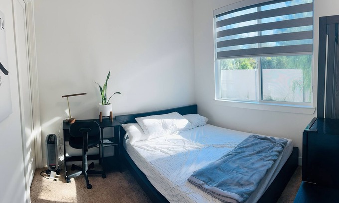Fremont House | MASTER BEDROOM in New townhome in Central Fremont with AC.5 mins to Kaiser Tesla