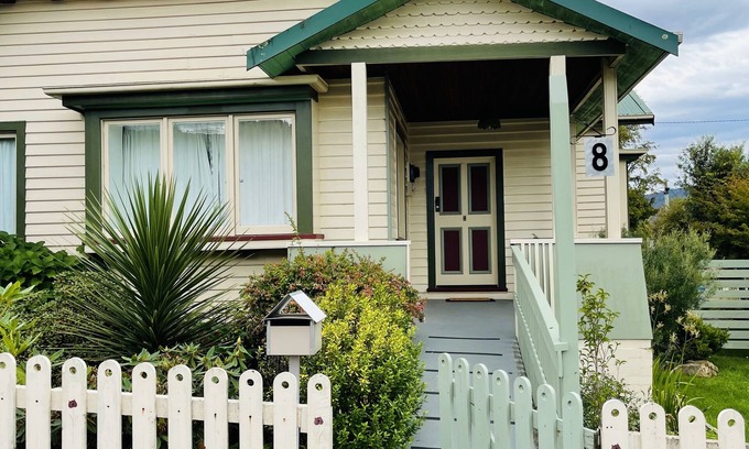 Franklin House | Mathinna House is a four bedroom heritage home in the heart of Franklin.