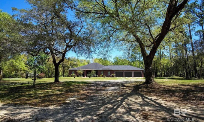 Elberta House | Maxinea's Hideway is a 6 Bedroom ground level home on 3 Acres in Elberta, AL
