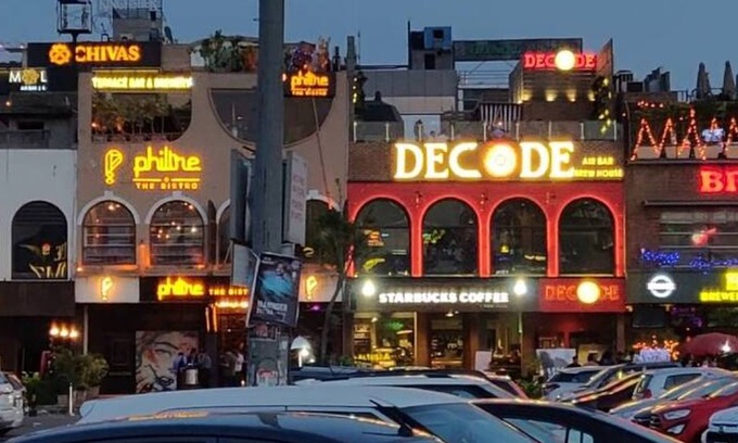 Sushant Lok Apartment | Medical Friendly 2 BR Near Fortis Parfait Street