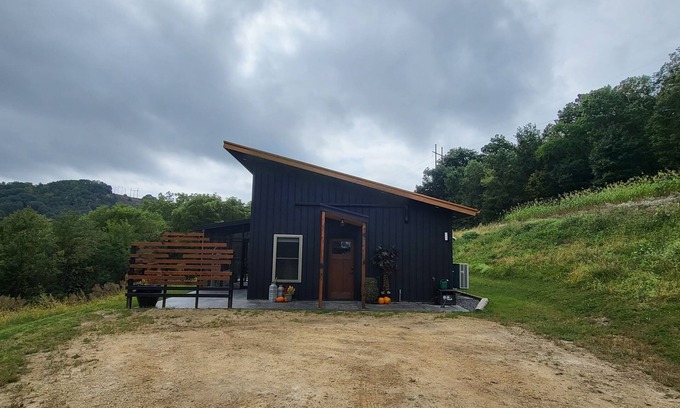 Vernon County Cabin | Mee Mee's Cabin Retreat- River, nature, small town, Hot Tubn