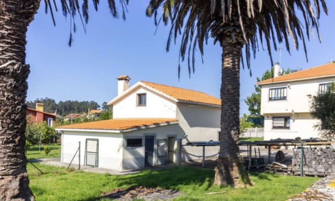 Oleiros House | Mera, house with large garden and 300m from the beaches