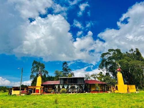 El Rosal House | Mi casa amarilla