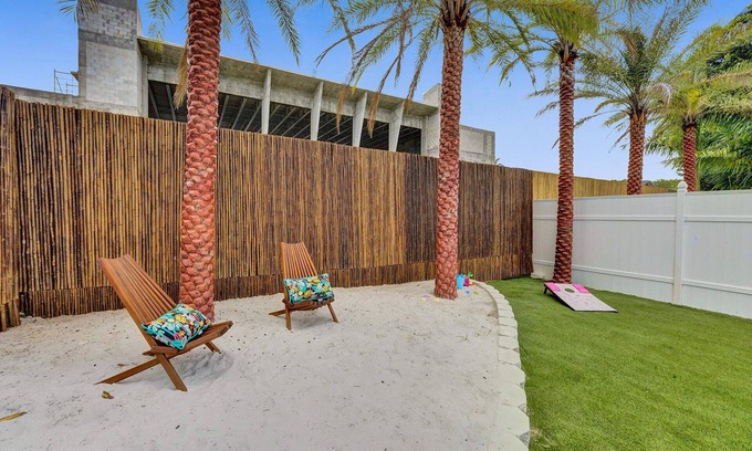 West Little River Apartment | Miami Art Deco Style Unit With Hot Tub