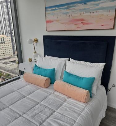 Downtown Miami Apartment | Miami-Brickell Luxury 2BR-2BATH with skyline VIEWS - walking distance to HEAT ARENA & BAYSIDE