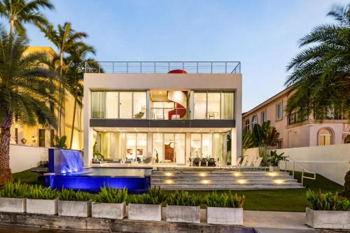 Sunny Isles Beach House | Miami Modern Heated Pool and Dock